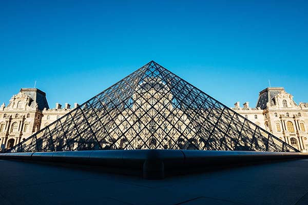 Pirámide del Louvre termina cubierta de pintura naranja en protesta de ecologistas
