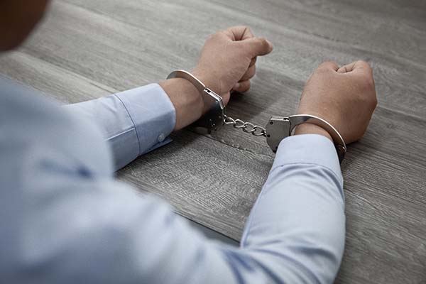 Detienen a tres personas en España por intentar casar a una niña con su primo