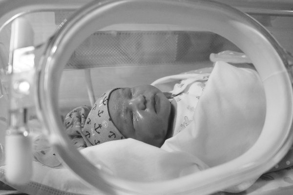 Un bebé es rescatado del vientre de su madre muerta en los ataques en Gaza