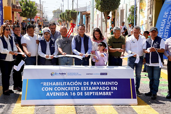Entrega Tlatehui rehabilitación de la avenida 16 de Septiembre en la cabecera municipal