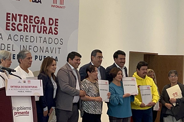 Entrega Sergio Salomón 236 escrituras acreditadas por el Infonavit