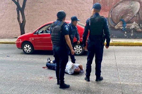 Hombre resulta herido tras ser atropellado por una patrulla