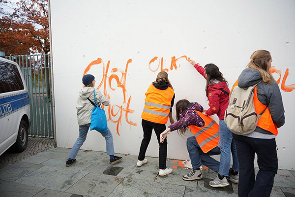 Ecoactivistas escriben "Olaf miente" con pintura naranja en la oficina de Scholz