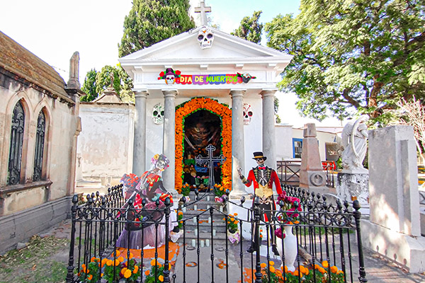 Grandes mausoleos conviven con tumbas abandonadas, así son los panteones en Puebla