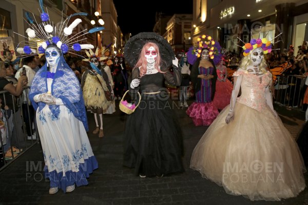 Desfile de Calaveras: bandas de guerra y catrinas