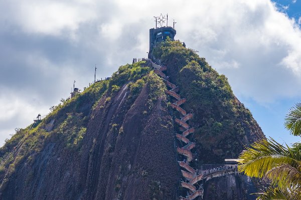 Desprendimiento en la Piedra del Peñol causa aterradora lluvia de rocas; hay al menos 15 heridos