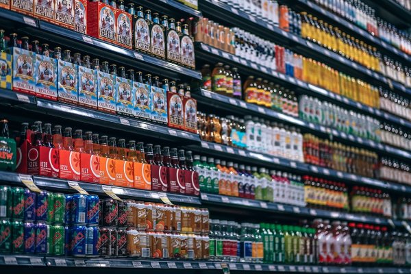 La FDA busca prohibir un aditivo presente en refrescos por sus riesgos a la salud
