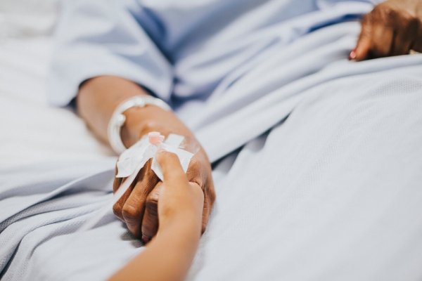 Joven español recibe brutal golpiza a manos de 30 personas; se reporta en estado crítico