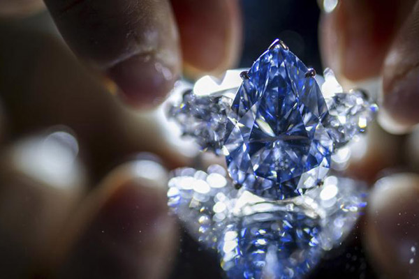 El diamante más grande jamás subastado se vende por casi 44 millones de dólares