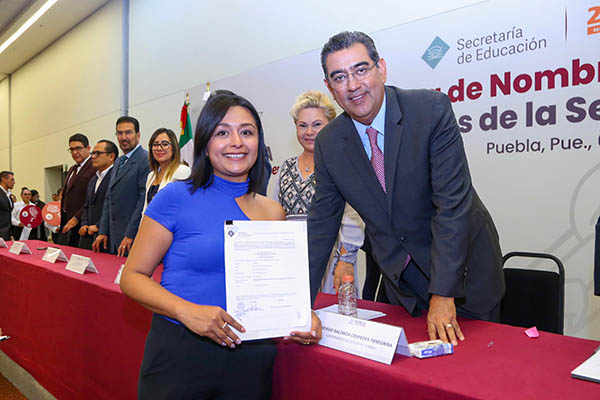 Reconoce Sergio Salomón labor de docentes poblanos con entrega de definitividades