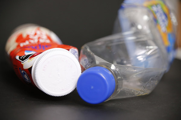 Científicos crean proteína artificial capaz de degradar microplásticos de botellas