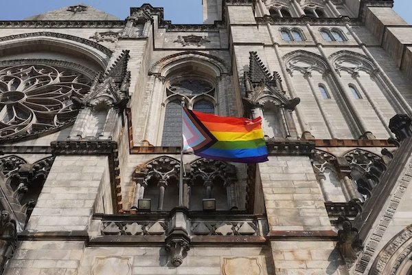 Vaticano aprueba que homosexuales y transexuales sean padrinos en bodas y bautizos