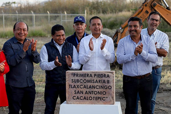 Coloca Mundo Tlatehui primera piedra de la subcomisaría II Tlaxcalancingo-Cacalotepec
