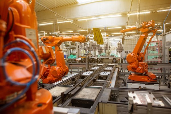 Robot mata a un trabajador tras confundirlo con una caja