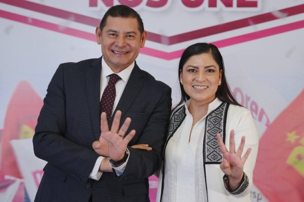 Alejandro Armenta y Claudia Rivera encabezan encuestas de Morena en Puebla
