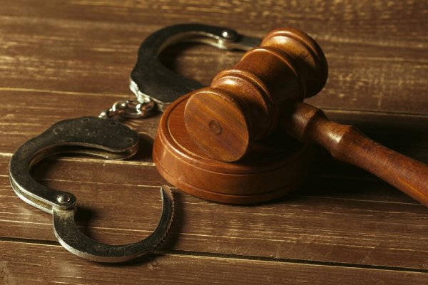 Siquiatra creaba pornografía infantil con IA; es condenado a 40 años de cárcel