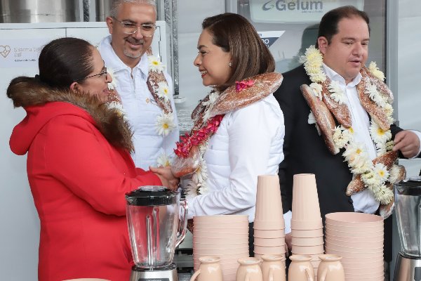 Entrega Gaby Bonilla desayunadores y Estancia de Día en Atempan