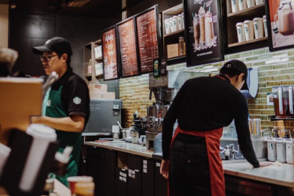 Empleados de Starbucks en EU organizan huelga en pleno Día de la Taza Roja