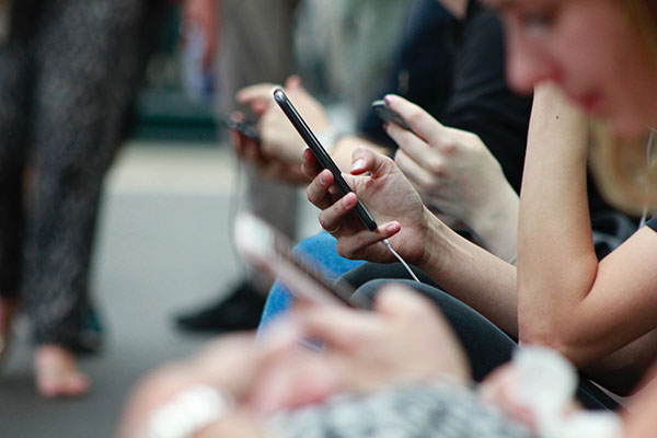 “Scrolling”, el nuevo vicio digital que atrapa a los jóvenes en las pantallas