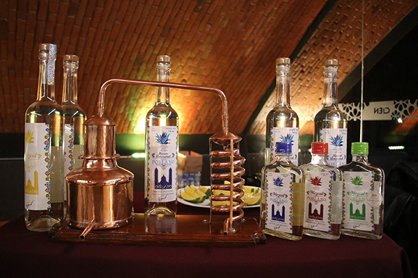 Presenta gobierno estatal mezcal “Orgullo Puebla” a misión empresarial de Francia