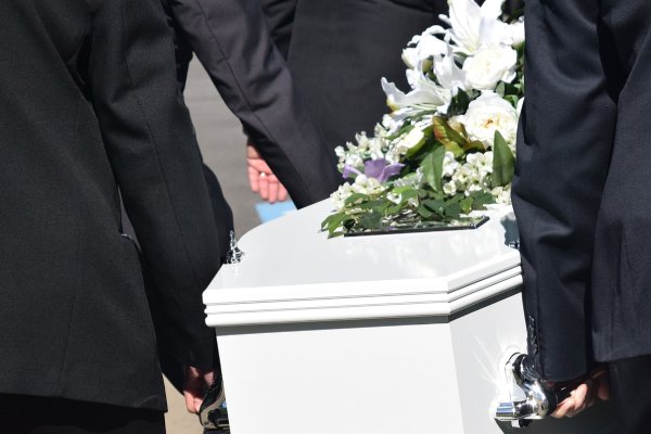 Indignación en EU: funeraria pone el cuerpo equivocado en el féretro de una mujer