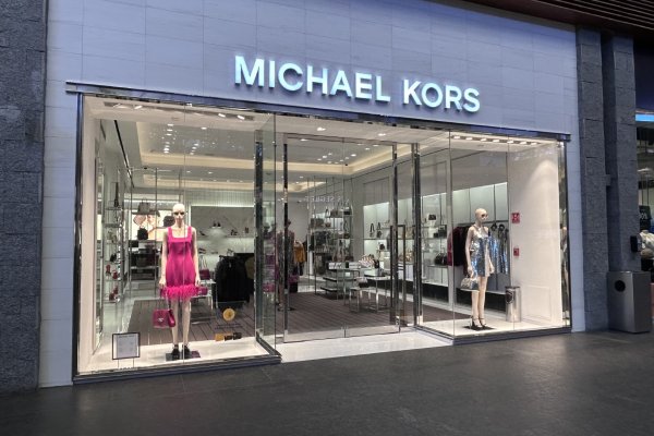 Reinaugura Michael Kors su tienda de Angelópolis