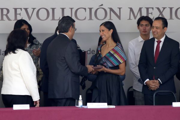 Conmemoran aniversario de la Revolución con desfile y entrega de medalla “Carmen Serdán”