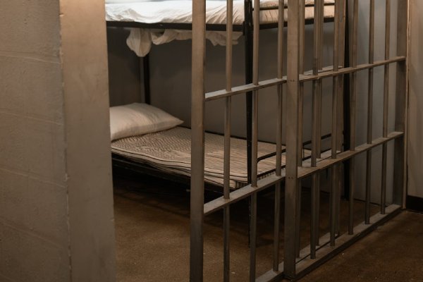 Se desata escándalo sexual en la prisión más grande de Bélgica; acusan a trabajadora de ninfómana