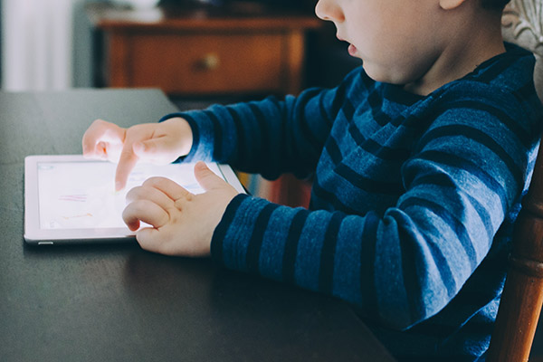 ¿Las pantallas son perjudiciales para el desarrollo infantil? Estudio desmiente mitos