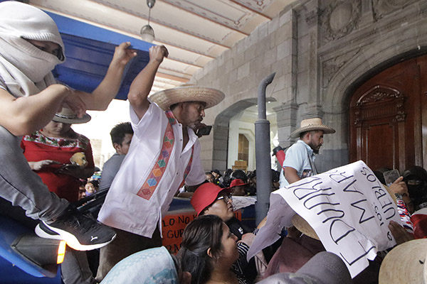 Disturbios frente a Palacio Municipal; pobladores de La Resurrección retienen a funcionario