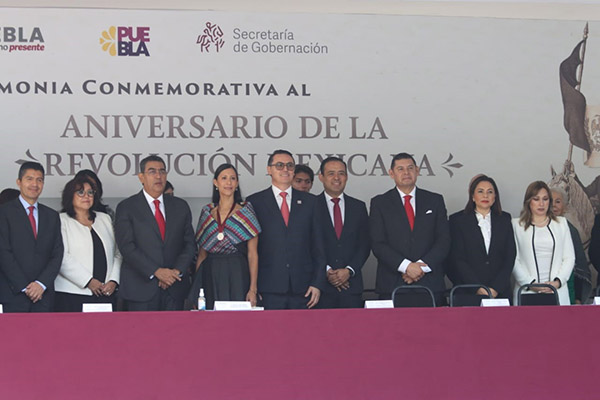 Participa LXI Legislatura en entrega de la Medalla “Carmen Serdán”
