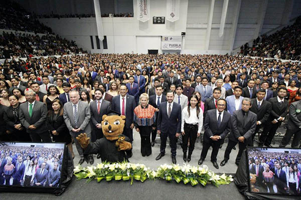 Entrega UTP más de 1,400 títulos a egresados durante ceremonia de clausura