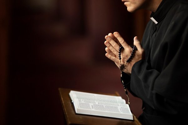 Sacerdote se casa con una adolescente tras ser acusado de conducta sexual inapropiada