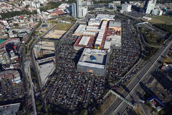 Inseguridad y altos costos, la controversia de los estacionamientos en centros comerciales