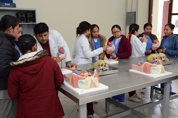 Brinda Universidad de la Salud experiencia académica a estudiantes de la Sierra Norte