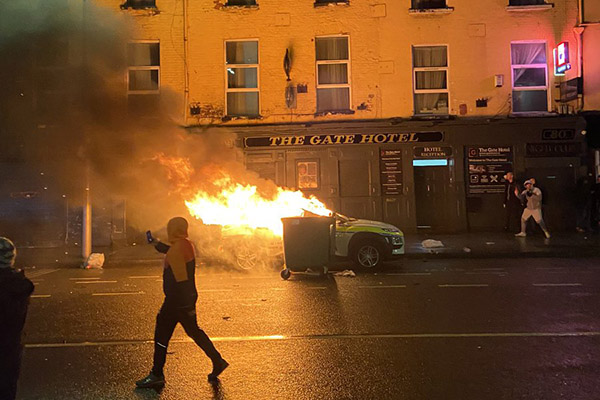 Ataque cerca de una escuela desata violentas protestas en Dublín