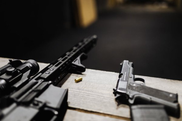 Policía española desmantela una organización que convertía armas de fogueo en fuego real