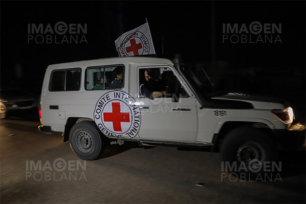 Hamás entrega tercer grupo de rehenes israelíes a Cruz Roja