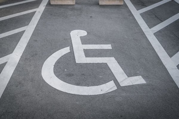 Multan a influencer mexicano en silla de ruedas por estacionarse en lugar para discapacitados