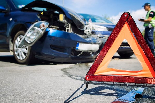 Conductor de un Tesla pierde el control y deja 11 vehículos destruidos