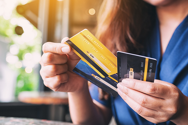 Con o sin pago de anualidad, ¿cuál es la mejor opción de una tarjeta de crédito?