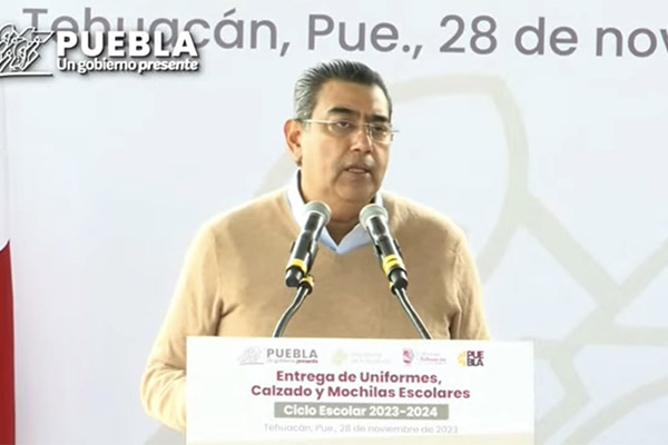 Cumple gobierno de Puebla con el reparto de 66,500 kits de uniformes escolares
