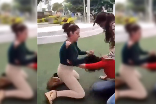 Presunta madre del joven que agredió a guardia protagoniza violento video