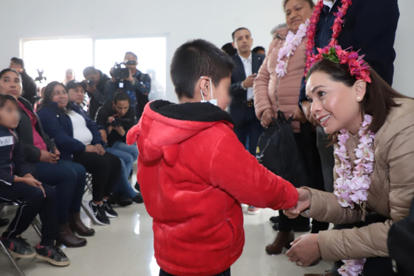 En Ajalpan, Gaby Bonilla inicia entrega de paquetes escolares a menores indígenas