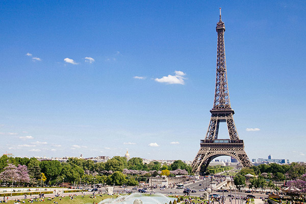 Atacan a una pareja cerca de la Torre Eiffel; hay un muerto