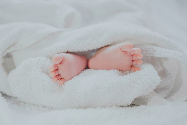 España: nace primer bebé en régimen de copaternidad en el país