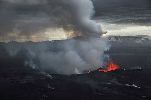 Mueren 11 alpinistas tras erupción de volcán en Indonesia