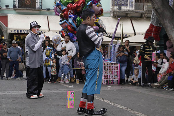 Payasos del zócalo no están reconocidos ante el IMACP; se busca reubicarlos