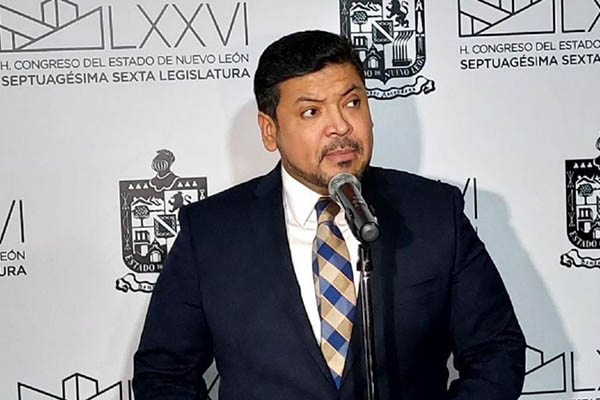 Luis Enrique Orozco deja la gubernatura interina de NL; Samuel García reasumirá su cargo
