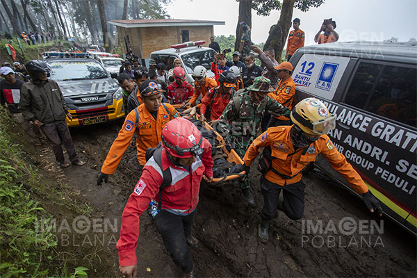 Sube a 13 cifra de muertes por erupción de volcán en Sumatra, Indonesia
